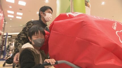 福袋を求めて4000人が列 人気は“1万円” 当日抽選で200個販売 富山市の