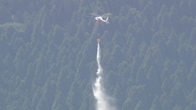 福岡・久留米市耳納連山の山林火災は鎮火のめど立たず 20日朝からヘリコプターと地上から消火活動|TBS NEWS DIG