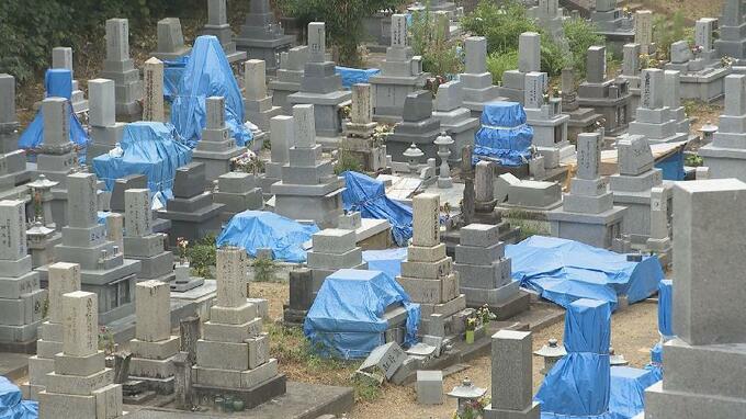 「お骨全部出てて…」倒れたままの墓石に花を供え、手を合わせる…被災地の“お盆”にみる震災の爪あとの深さ　富山・氷見|TBS NEWS DIG