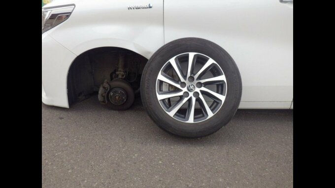 スーパーの駐車場でワンボックスカーから左前タイヤ脱落　タイヤはその後、車3台に衝突…運転手の男性が2か月前に自分で交換作業|TBS NEWS DIG