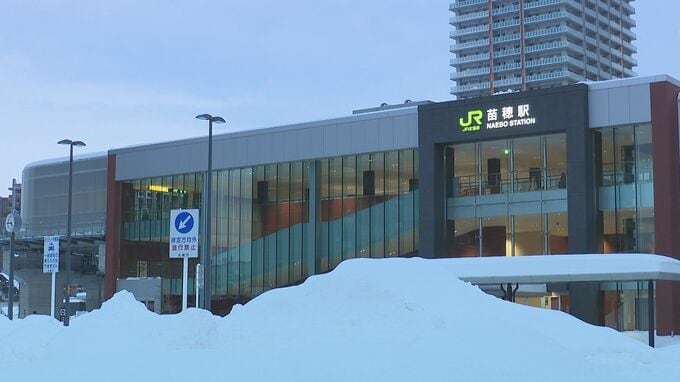 JR苗穂駅の駅名看板から雪庇が落下し女性を直撃、13メートルの高さから約900グラムの塊、女性は首を負傷　JR北海道「今後、雪庇の状況などを入念に監視」|TBS NEWS DIG