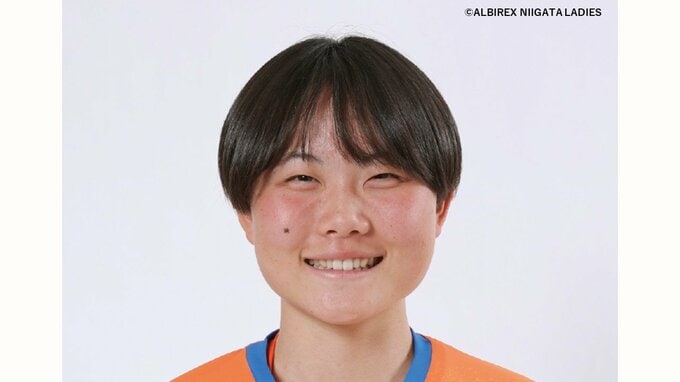 FW藤原凛音選手(18)と契約更新 「タイトル奪取の為に自分の良さを生かしてチームに貢献」アルビレックス新潟レディース|TBS NEWS DIG
