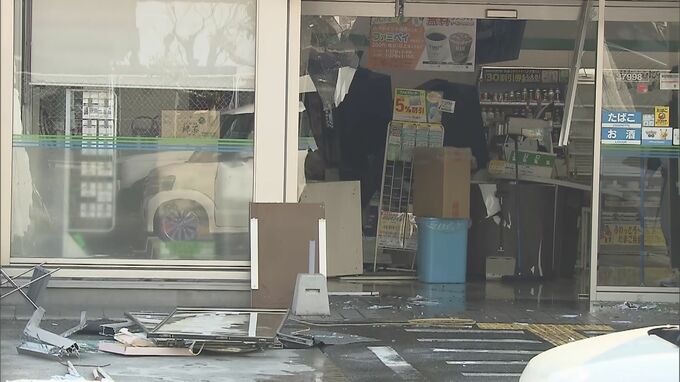 【速報】コンビニに車が突っ込み女性店員が負傷「アクセルとブレーキを踏み間違えた」運転していた８０代男性から警察が詳しく事情を聞き捜査　大阪府警|TBS NEWS DIG