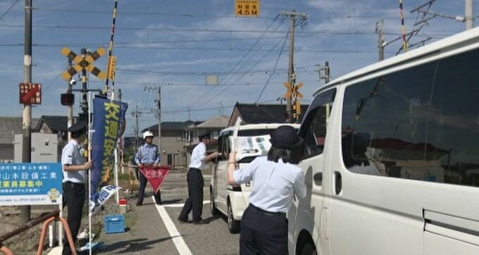 IRいしかわ鉄道と小松警察署が死亡事故相次いだ踏切で事故防止を呼びかけ|TBS NEWS DIG
