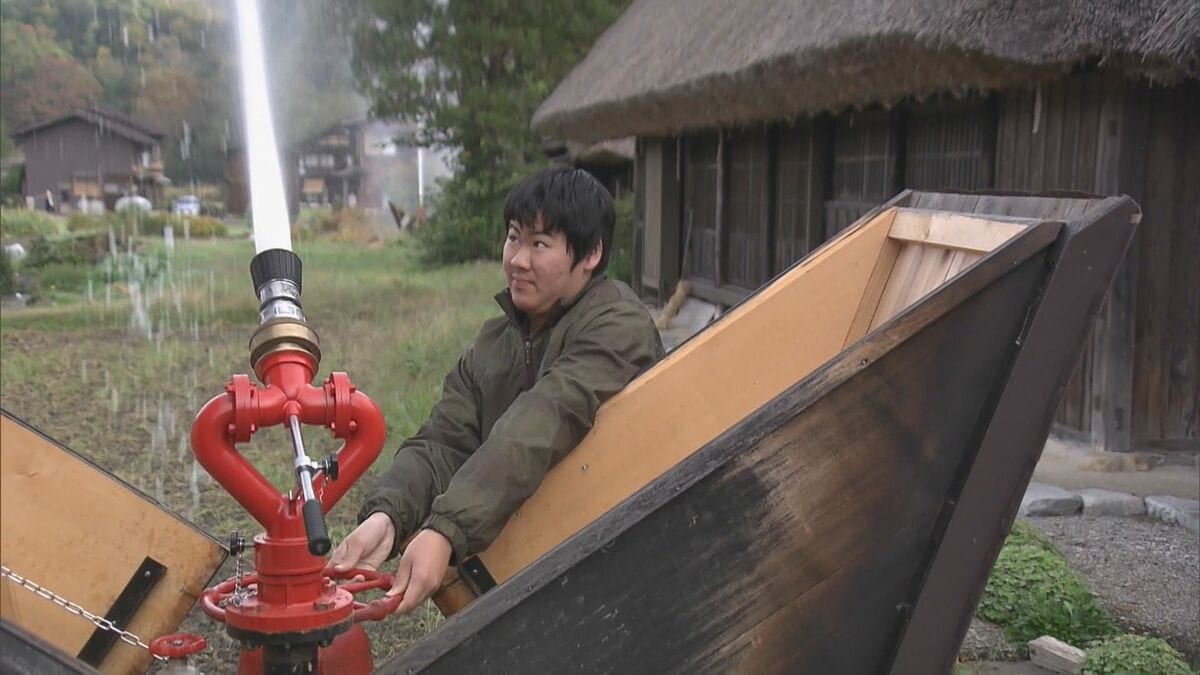世界遺産・白川郷に「水のアーチ」消防用放水銃を“発動” 合掌造り守る