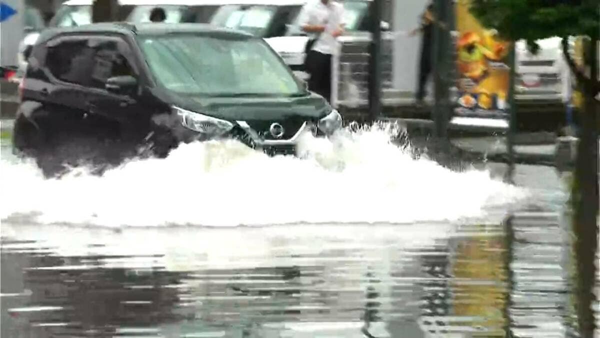 トラック通るたび水が波のように…　1時間67ミリの雨で国道は約30センチ冠水　一夜明け道路にたまった泥など清掃　鹿児島