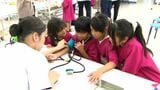 聴診器に赤ちゃん人形抱っこ 小学生が看護師の仕事を体験 鹿児島 |TBS NEWS DIG