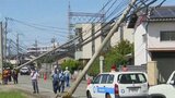 電柱が住宅に倒れかかる ダンプカーが激突~運転手の50代男性にケガなし |TBS NEWS DIG