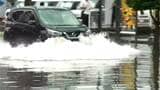 トラック通るたび水が波のように… 1時間67ミリの雨で国道は約30センチ冠水 一夜明け道路にたまった泥など清掃 鹿児島|TBS NEWS DIG