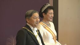 皇居で「新年祝賀の儀」秋篠宮家の長男・悠仁さまが元日伝統の儀式に初出席 愛子さまら女性皇族はティアラを着用|TBS NEWS DIG