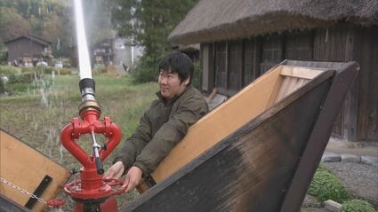 世界遺産・白川郷に「水のアーチ」消防用放水銃を“発動” 合掌造り守る
