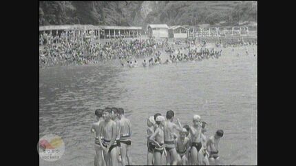 3802 白黒写真 昭和レトロ 水泳の時間・授業 集合写真 昭和の夏の思い出『ねずみ島水泳教室』【昭和40年撮影】～映像