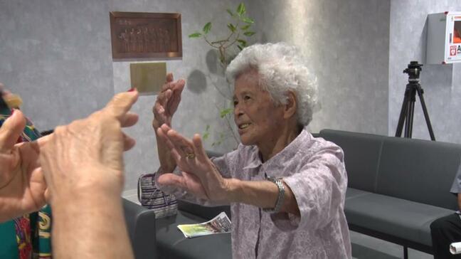 患者さんもにっこり笑顔　病院で「ロビーコンサート」唄三線が披露されみんなで踊り出す|TBS NEWS DIG