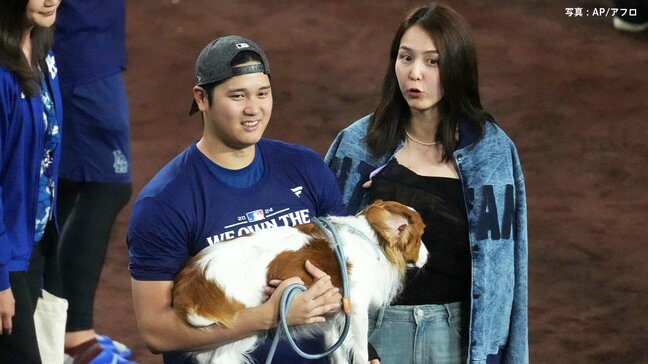 大谷翔平、デコピン&真美子夫人と歓喜の3ショット ! グラウンドで喜び分かち合う|TBS NEWS DIG