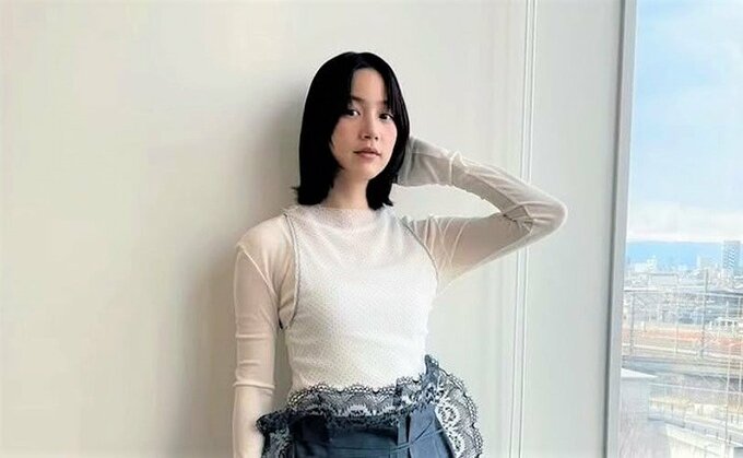 【 のん 】　「ちょっと前の #オフショット　スカートのレースと赤いブーツが素敵」|TBS NEWS DIG