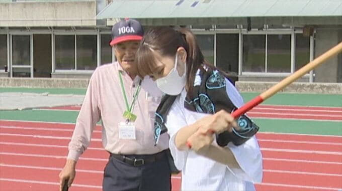 「他愛もない会話をしながらプレーするのは楽しい」専門学校の生徒がグラウンド・ゴルフで地域の人と世代間交流　|　山梨のニュース | ＵＴＹテレビ山梨