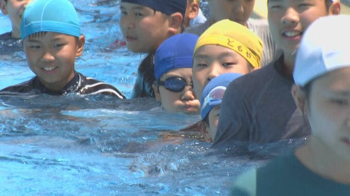夏休みの水難事故ゼロへ　海上保安部が初の体験教室　小学生がプールで命を守る授業　|　大分のニュース｜OBS NEWS｜大分放送