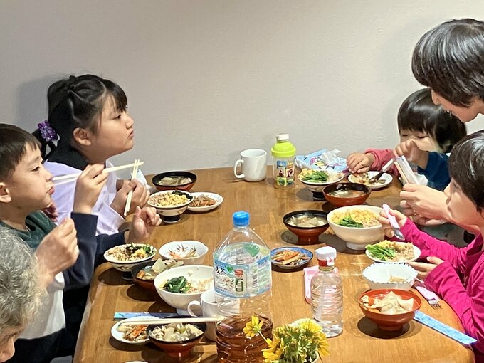 「大家族みたい」大学生が運営　こども食堂『みちくさりびんぐ』オープン　福島市|TBS NEWS DIG