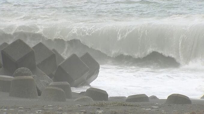 地方公務員の男性（54）が海に流され死亡  波打ち際で「祭事」行うために家族で海岸訪れ、波にさらわれたか  台風9号の影響で当時現場付近には波浪注意報＝静岡県富士市|TBS NEWS DIG