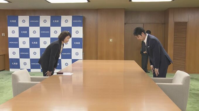 会談する鈴木知事と岡野鉄道局長