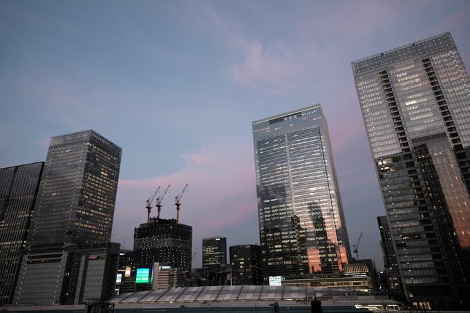 【日本市況】債券下落、日銀早期利上げと総裁講演を警戒－株式は続落