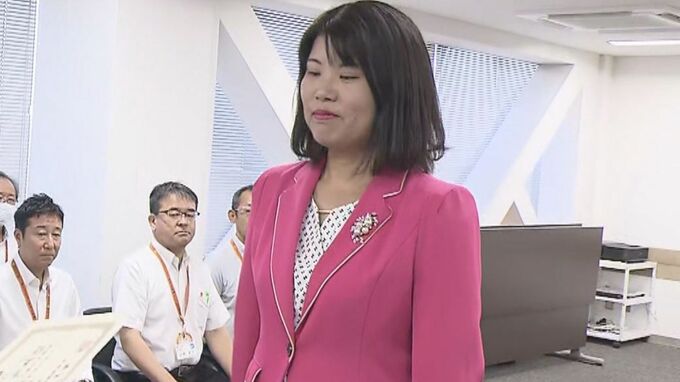 愛知県では初めての女性市長が誕生へ　新人3人による激戦を制して初当選を果たした佐藤有美氏に当選証書を付与　｢女性ならではの視点も生かして取り組みたい｣　|　名古屋・愛知・岐阜・三重のニュース【CBC news】 | CBC web