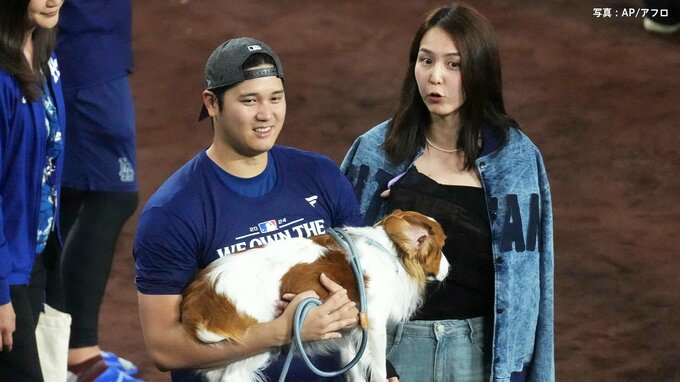 大谷翔平、デコピン＆真美子夫人と歓喜の3ショット ！ グラウンドで喜び分かち合う|TBS NEWS DIG