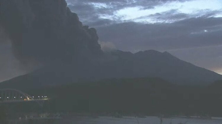 桜島で噴火相次ぐ 噴煙は垂水・鹿屋方向へ【8・9日の降灰予想】 | TBS