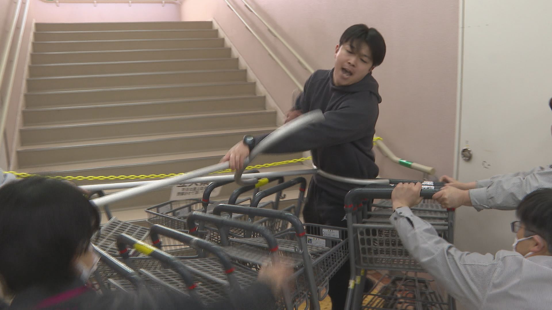 ショッピングカートやさすまたつかった動きを止める 商業施設で不審者