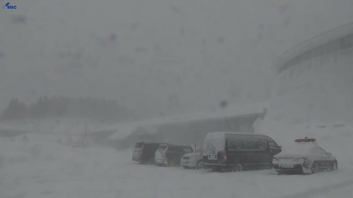 夏油高原スキー場でスキーをしていた9人組のうち1人が雪に埋もれる