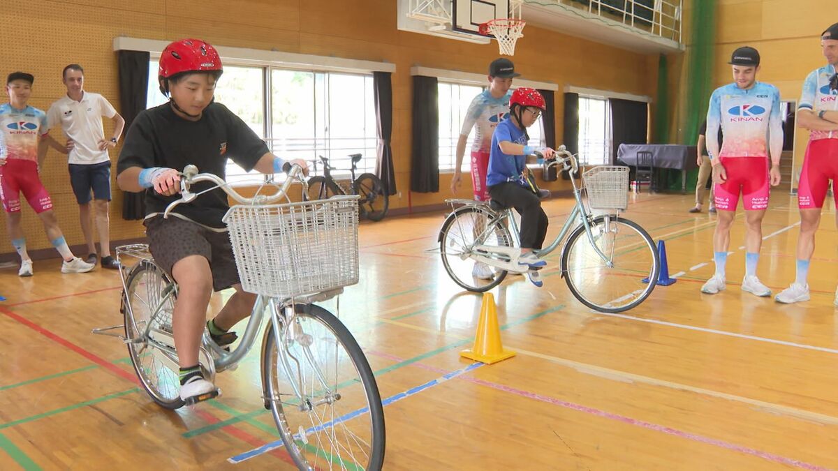 プロ選手から学ぶ自転車の乗り方　どれだけ遅く走れるか競うレースも　小学生が自転車教室で体験