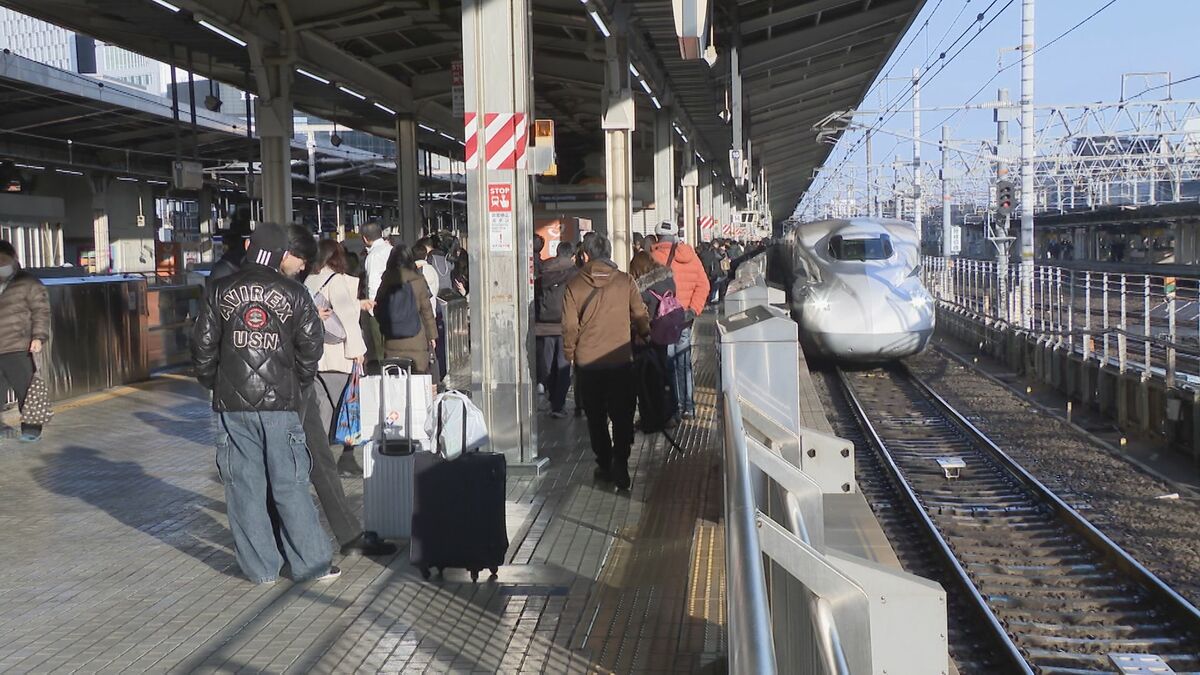 「ばあばとじいじの家に行った」 年末年始をふるさとや行楽地で過ごした人のUターンラッシュがピーク 東海道新幹線「上り線」JR名古屋駅のホームは朝から混雑 
