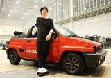 【 福山雅治 】 愛車と2ショット 『つい最近、ドームLIVEのリハ中に本人が購入した“赤いオープンカー”CTIYカブリオレ』|TBS NEWS DIG