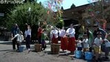 「水の日」に涼やかな風 射水神社で打ち水 巫女や参拝者が日本古来の涼を体感 富山・高岡市 | 富山のニュース|天気・防災|チューリップテレビ