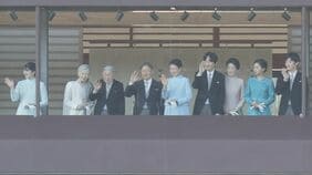 皇居で「新年一般参賀」行われる　悠仁さまは初出席　午前中は約3万8000人の参賀者　天皇家・上皇ご夫妻・秋篠宮家の9人が中央に寄る場面も|TBS NEWS DIG