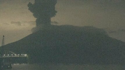 桜島で爆発 噴煙1600m「鹿児島市街地側に降灰予想」噴石9合目まで
