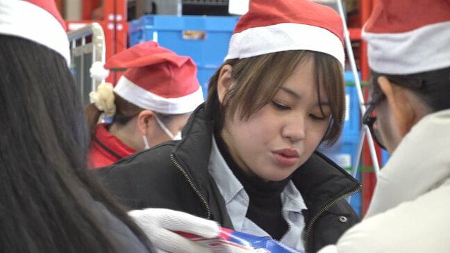 冬休み中の子育て家庭にプレゼントを　サンタ姿で食料の箱詰め　今年は寄付が4割減少　南アルプス市・フードバンク山梨|TBS NEWS DIG