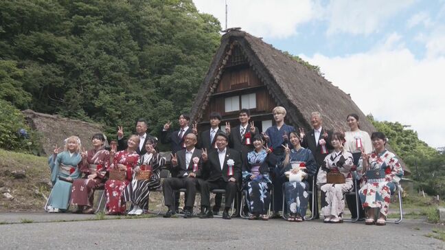 真夏に「二十歳を祝う会」 浴衣やスーツ姿で…帰省しやすい“お盆休み”に開催 12人が出席 岐阜・白川村|TBS NEWS DIG