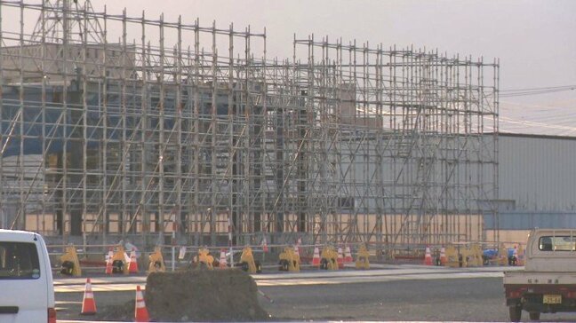 高さ7.5mの足場が倒れる　下敷きになり1人死亡　足場にのぼっていた1人が負傷　ホームセンターの建設工事現場　山梨|TBS NEWS DIG