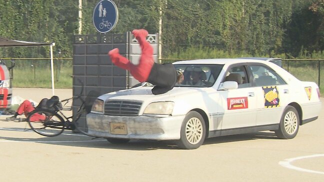 高校で交通安全教室 スタントマンが自転車事故を再現し、安全呼びかけ 大分|TBS NEWS DIG