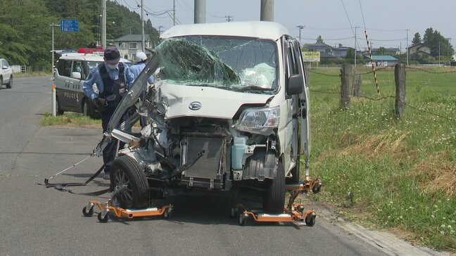 【詳報】フロントは大破…「車の運転手の両足が挟まれていて上半身が車の外にでている」八戸市・国道454号で軽乗用車とトラックが衝突 軽乗用車を運転の60代男性が病院搬送 青森県|TBS NEWS DIG
