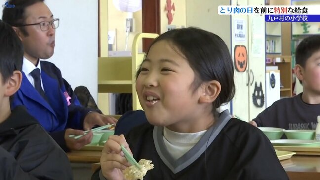児童が鶏肉加工の現場を見学した後、地元産の鶏肉を使った特別メニュー給食を味わう 29日の「岩手とり肉の日」に合わせた取り組み 岩手・九戸村|TBS NEWS DIG