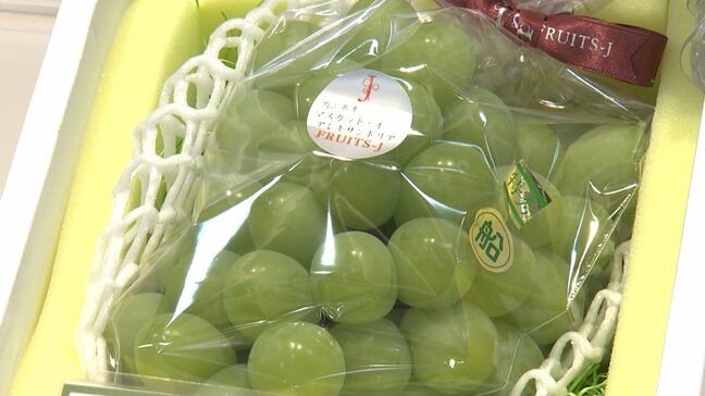 果物の女王「マスカット・オブ・アレキサンドリア」百貨店に初入荷　1房の価格は2万1600円【岡山】|TBS NEWS DIG