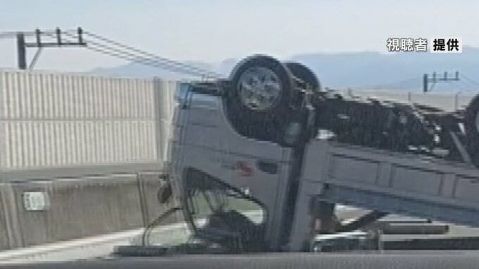 新山梨環状道路でトラックの横転事故　荷台の重機が落下　田富東ランプ～玉穂東ランプまで一時通行止め　山梨　|　山梨のニュース | ＵＴＹテレビ山梨