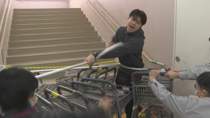 ショッピングカートやさすまたつかった動きを止める　商業施設で不審者対応訓練　山口県光市　|　山口のニュース・天気・防災｜tys NEWS｜ｔｙｓテレビ山口