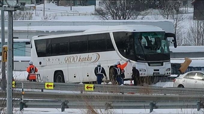 速報　道央自動車道で観光バスが分岐帯に衝突　乗客18人が体などに痛み訴え　北海道鷹栖町　|　北海道のニュース｜HBC北海道放送