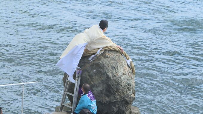 関門海峡の烏帽子岩に　赤間神宮冬の風物詩　しめなわ祭|TBS NEWS DIG