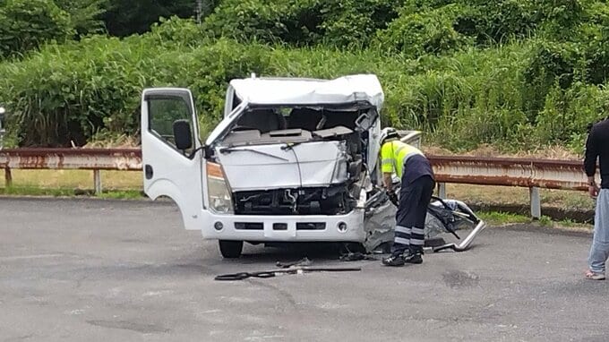 路線バスとトラックが国道で正面衝突　運転手ら3人を搬送　大分　|　大分のニュース｜OBS NEWS｜大分放送