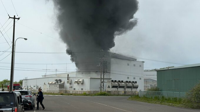 【速報】室蘭の工場で火災　「爆発して煙が出ている」と通報　爆発は複数回発生か　けが人なしとの情報|TBS NEWS DIG