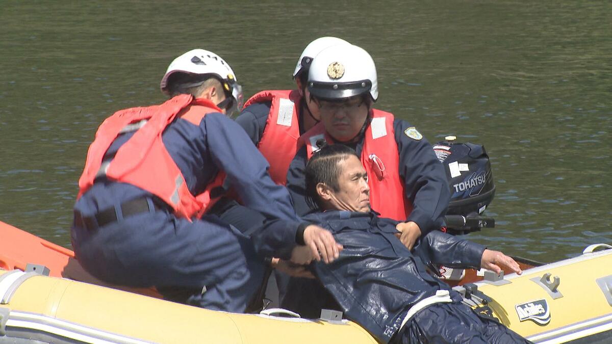 本格的な水のレジャーシーズンを前に警察と消防が合同水難訓練　警察官「より専門的な知識学べる」【高知】